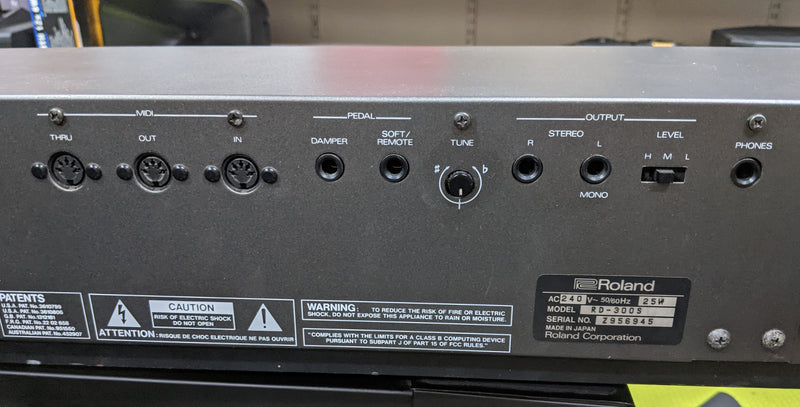 2HD ROLAND RD-300S DIGITAL PIANO W/AEROLYTE ROADCASE